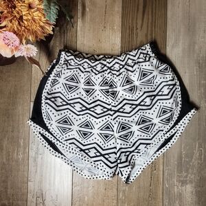 Varsity Spirit White & Black Geometric Print Athletic Shorts Size XS Women's EUC